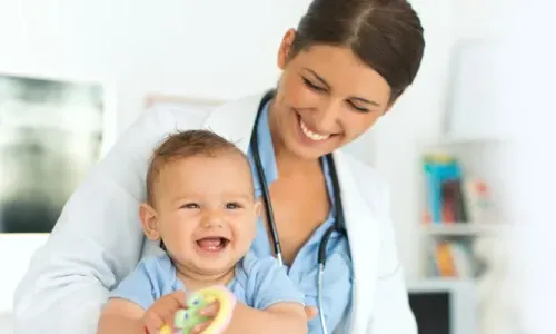 儿科执业护士与婴儿病人微笑